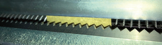 ZCUT-3150、ZCUT-3250 は鋸刃を使用する為、カット面が波型になります。